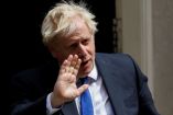 Boris Johnson saluda a las afueras de su residencia oficial en Downing Street.