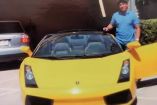El líder del PRI, Alejandro Moreno Cárdenas, junto a un Lamborghini  Gallardo Spyder.