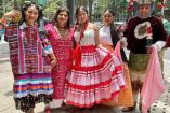 Personas con trajes típicos oaxaqueños 
