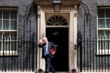 Boris Johnson saluda al salir de su residencia en Downing Street.