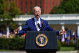Biden al conmemorar la aprobación de la reciente ley sobre armas.