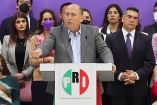 El líder de la bancada del PRI, Rubén Moreira (centro), junto al presidente nacional tricolor, Alejandro Moreno, Alito (der.), en conferencia.