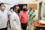 Pedro Zenteno Santaella, director general del ISSSTE junto a otros médicos