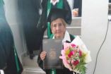  Doña Irma con su diploma