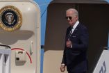 Joe Biden, presidente de Estados Unidos bajando de un avión
