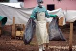 Un trabajador de la salud retira desechos sanitarios. 