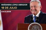 AMLO con chamarra y corbata sonriendo