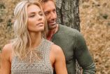 Irina Baeva con blusa café enfrente de Gabriel Soto con playera verde en el bosque