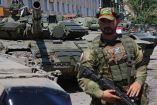 Un soldado ucraniano participa en una exhibición de armamento en Lysychansk.