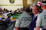 Collage del INE y de López Obrador con elementos de la Guardia Nacional.