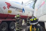 Bomberos laboran entre el tráiler y la pipa