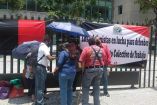 Trabajadores de Telmex en huelga y la bandera rojinegra en las rejas