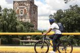 Imagen de ciclista pedaleando en inmediaciones de la UNAM. 
