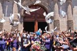 Sueltan palomas afuera de la iglesia donde ofrecen misa por Luz Raquel