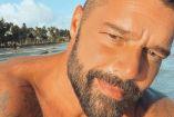 Toma cercana Ricky Martin sin playera con mar de fondo
