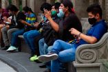 Jóvenes en la Alameda Centra, en la CDMX, con su celular en mano todos.