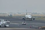 Un avión aterrizando en el AICM