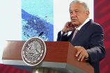 López Obrador al mostrar bache en el AICM.