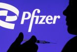 Un persona recibe la vacuna anticovid de Pfizer/BioNTech.