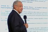 El presidente Andrés Manuel López Obrador al leer el capítulo 8 del TMEC sobre los hidrocarburos y la política energética nacional.