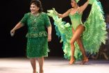 Carmen Salinas con vestido verde y vedette con atuendo verde bailando