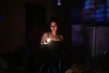 Una mujer alumbra su casa con una vela tras un apagón en La Habana.