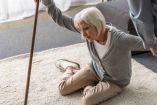 Una persona de la tercera edad al momento de caerse