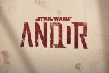 Cortinilla de serie con logotipo de Andor y Star Wars en color rojo y fondo beige