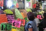 Mujeres comprando frutas y verduras 