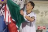 'Chicharito' lanzó la bandera de México al suelo.