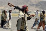 Talibanes vigilan el aeropuerto de Kabul.