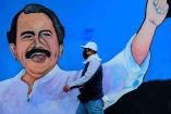 Un hombre pasa delante de un mural con la imagen de Daniel Ortega