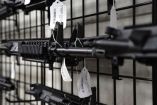 Rifles AR-15 a la venta en una tienda de armas en California.