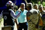 El gobernador de Coahuila, Miguel Riquelme,conversa con militares 