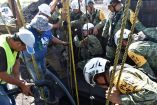 Imagen de soldados trabajado en el pozo donde hay mineros atrapados