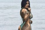 Karely Ruiz disfrutando de la playa