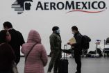 Imagen de personas en modulo de Aeroméxico 