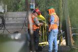 Dos trabajadores con chalecos en uno de los pozos de mina en Coahuila