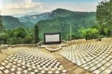 Una sala de cine al aire libre en la imagen
