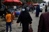 mujer camina con el rostro tapado en calles de Kabul