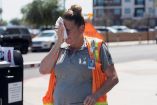 Una trabajadora se limpia el sudor bajo un sol sofocante en Arizona.