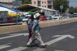 Peatones cruzando una avenida 