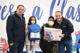 El alcalde de Benito Juárez, Santiago Taboada,entrega de kits escolares