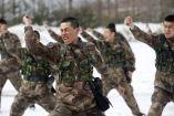 Soldados chinos entrenan bajo condiciones extremas en una base en Heihe.