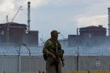 Un soldado ruso vigila un acceso a la planta nuclear ucraniana de Zaporiyia.