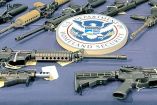Armas decomisadas por autoridades estadunidenses son exhibidas a la prensa.