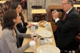 En la mesa las dos mujeres y el canciller, entre tazas de chocolate