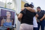 Padres de Debanhi en la capilla en memoria de su hija.