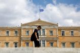 Un hombre camina frente al Parlamento en Atenas.