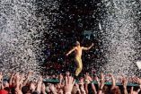 Imagine Dragons en concierto, imagen en que fans celebran la actuación